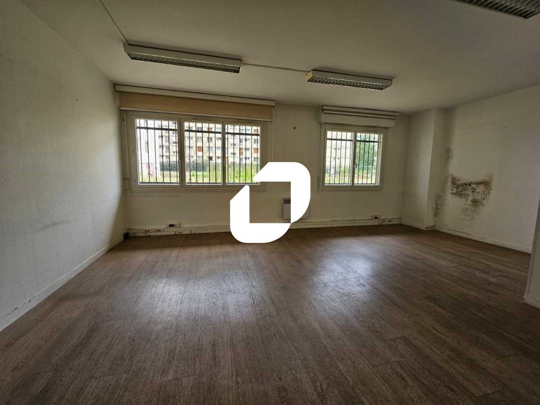 Dans le 15eme arrondissement au pied d'un ensembl