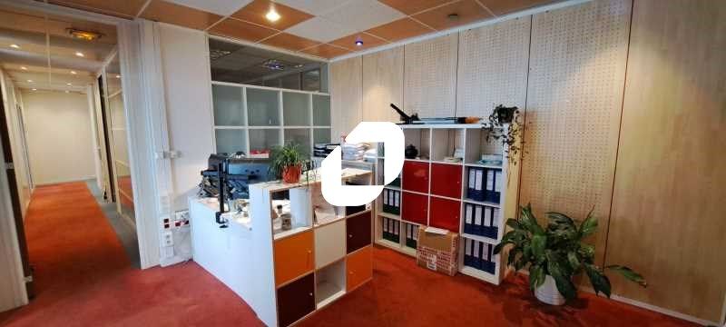 Au pied du métro Ligne 9, station « Porte de Bagn