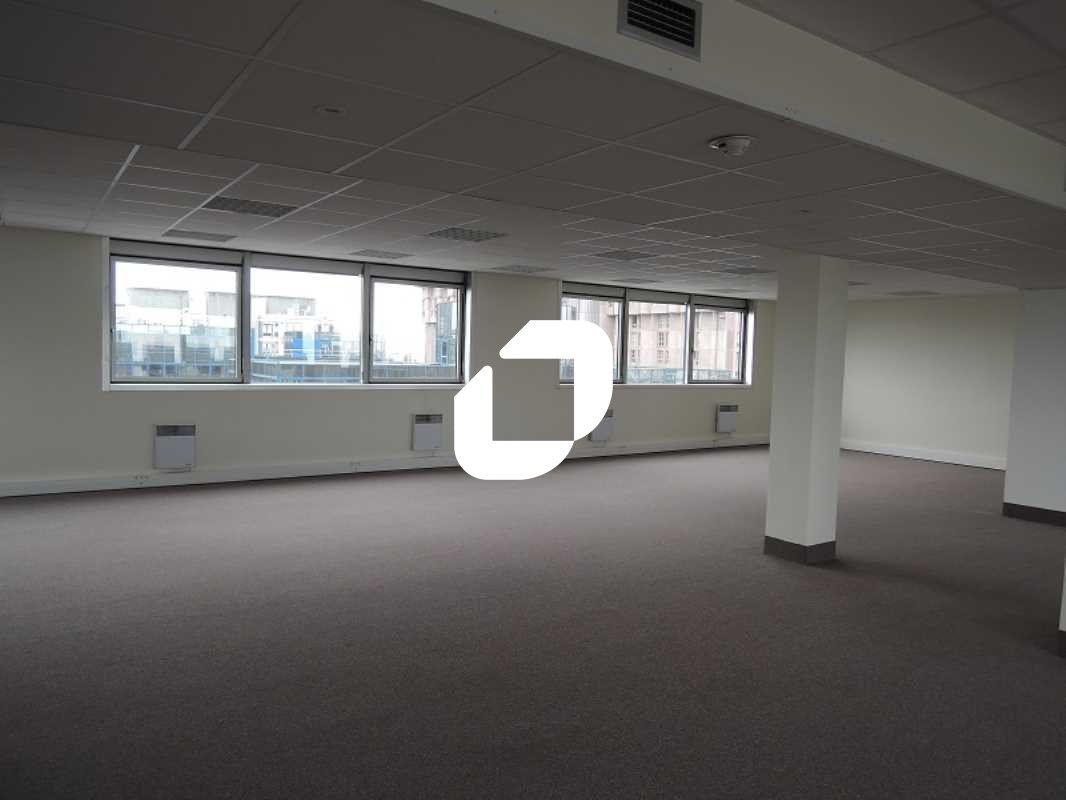 Situé à proximité directe de l'autoroute A4, du R