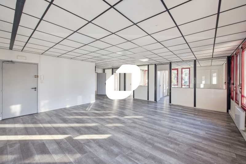 Idéalement situé au coeur de la zone industrielle