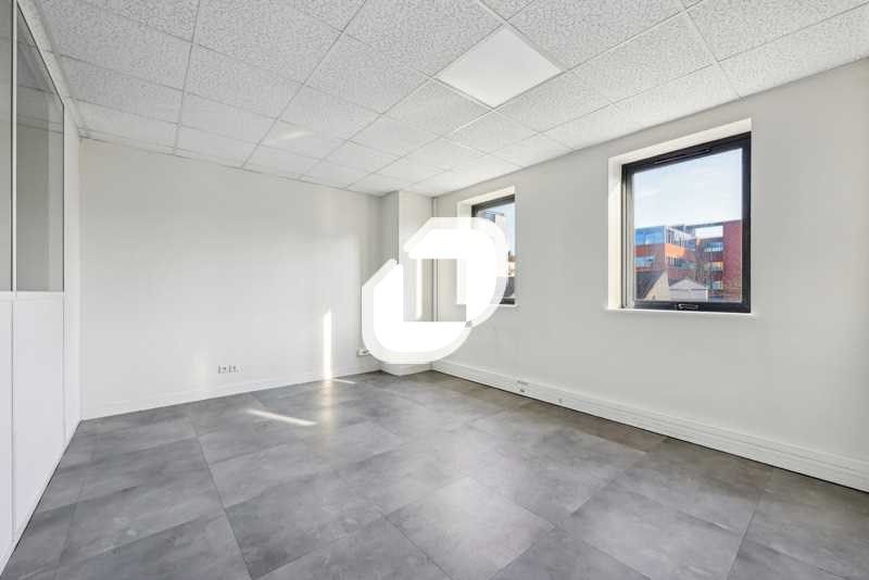 Situé au pied du RER A et à proximité immédiate d