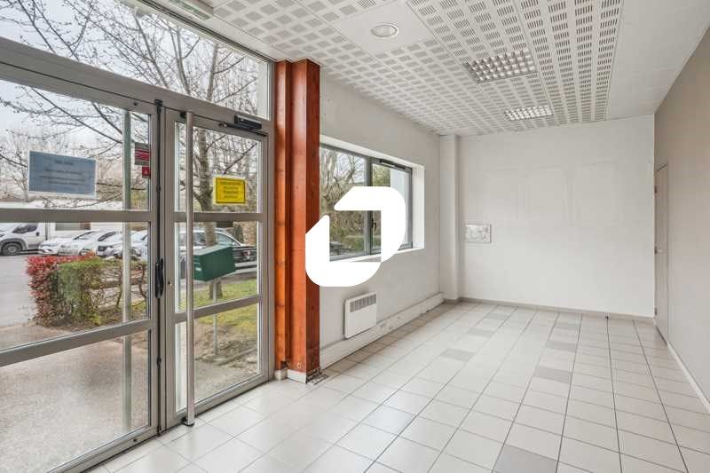 Situé au coeur de la ZI du Bourget avec accès dir