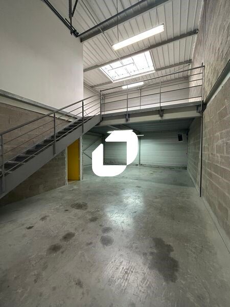 Au coeur d'une zone d'activités et à proximité im