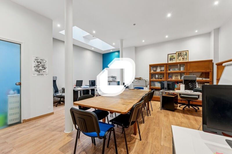 Située dans un quartier vivant du sud parisien, b