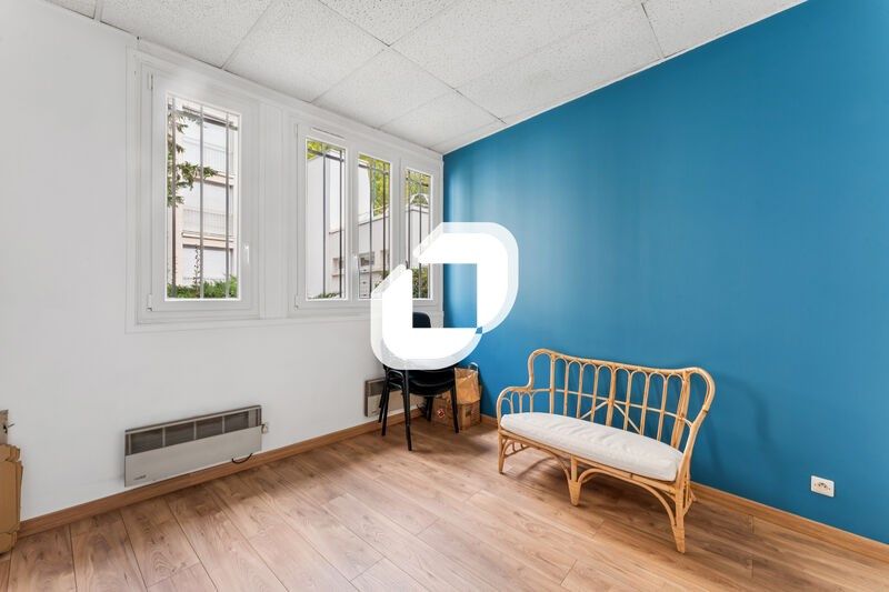 Située dans un quartier vivant du sud parisien, b