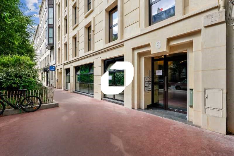 Dans un bel immeuble de bureaux à toute proximité