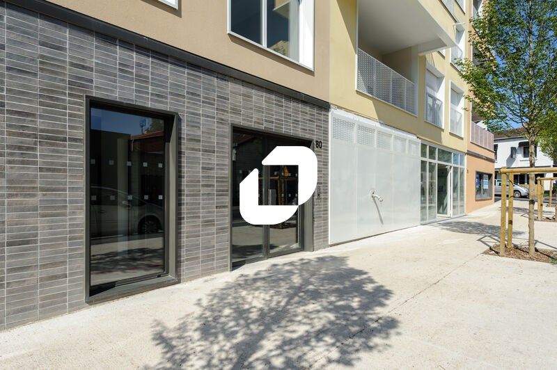 Dans un immeuble mixte livré en 2022, à proximité