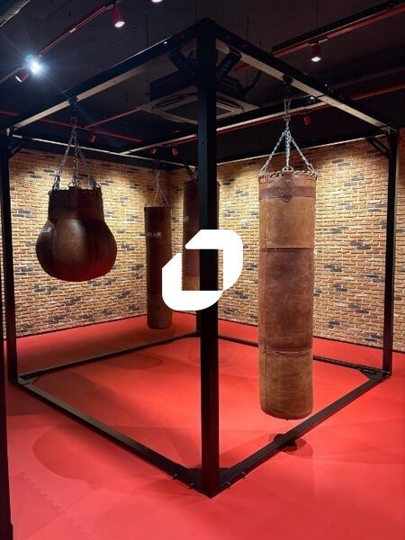 Dans un immeuble mixte livré en 2022, à proximité