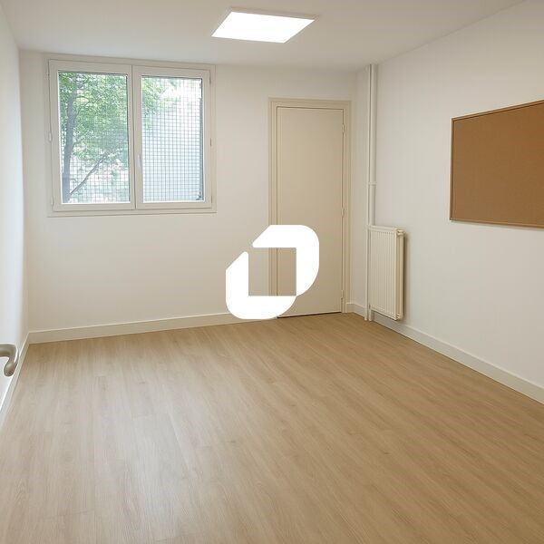 Au pied d'un immeuble d'habitation situé à toute 