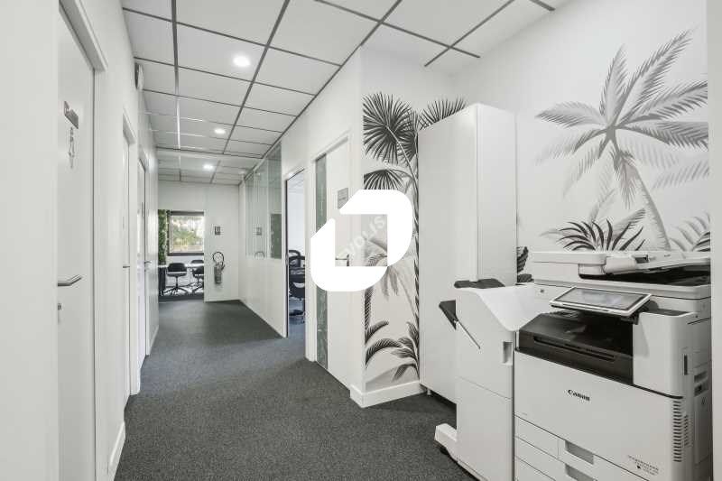 Situé proche des autoroutes A1, A3, et N104 et à