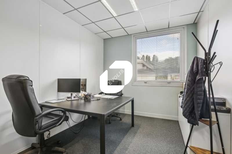 Situé proche des autoroutes A1, A3, et N104 et à