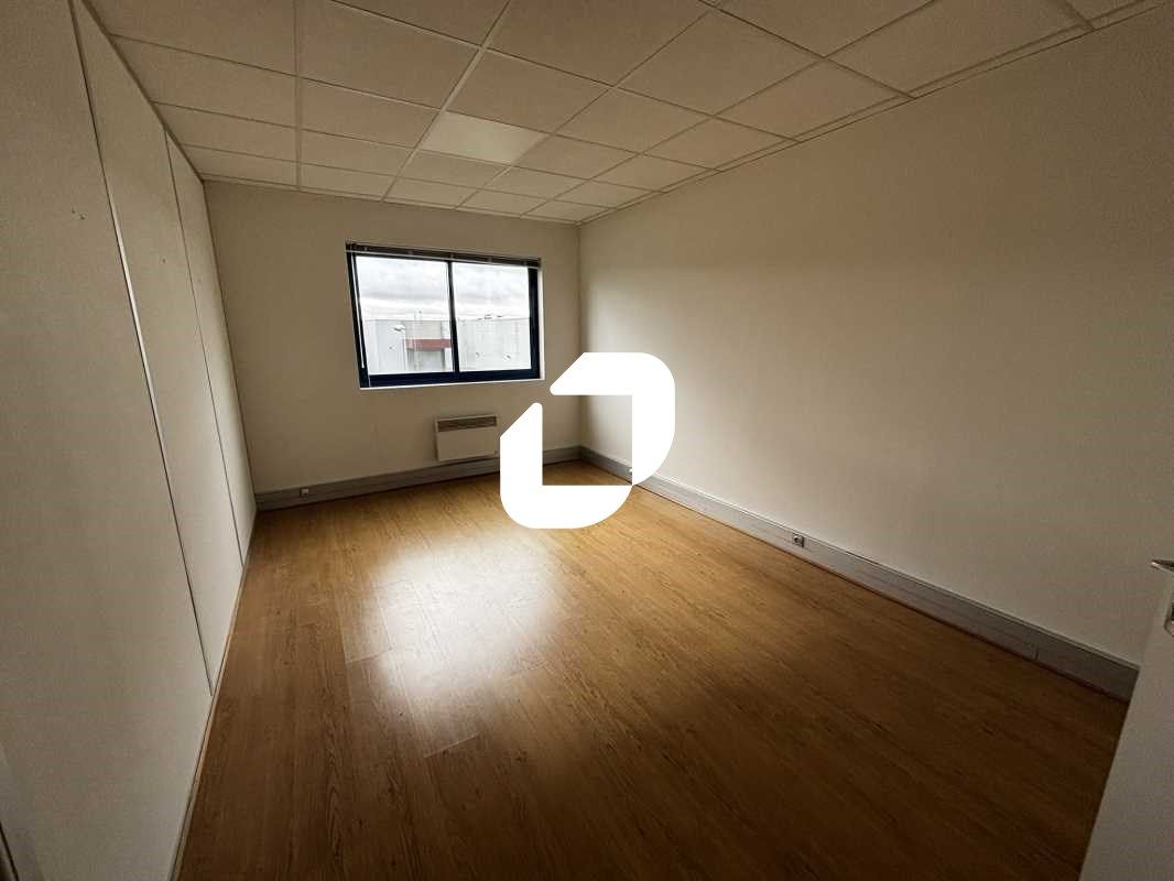 Situé à Lisses, à proximité de l'autoroute A6, au