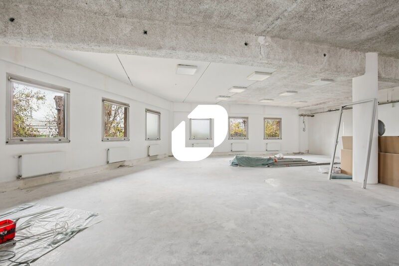 Au seins d'un parc, avec plusieurs bâtiments mixt