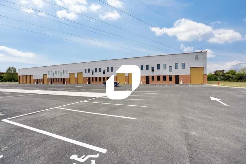 Au coeur d'une zone logistique le long de l'autor