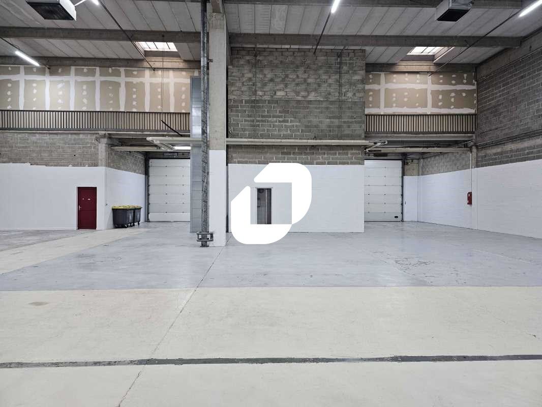 Situé dans la zone d'activité de l'Escouvrier à S