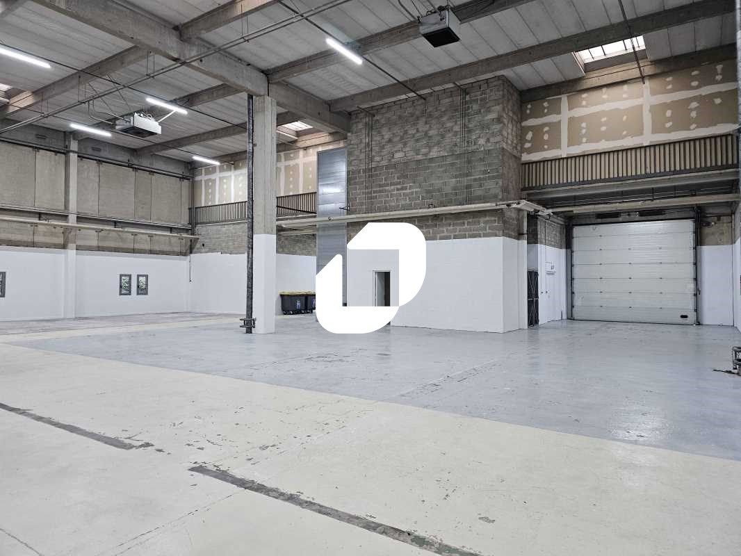 Situé dans la zone d'activité de l'Escouvrier à S