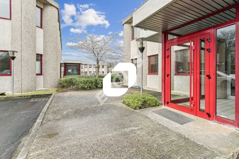 Situé proche des autoroutes A1, A3, et N104 et à 