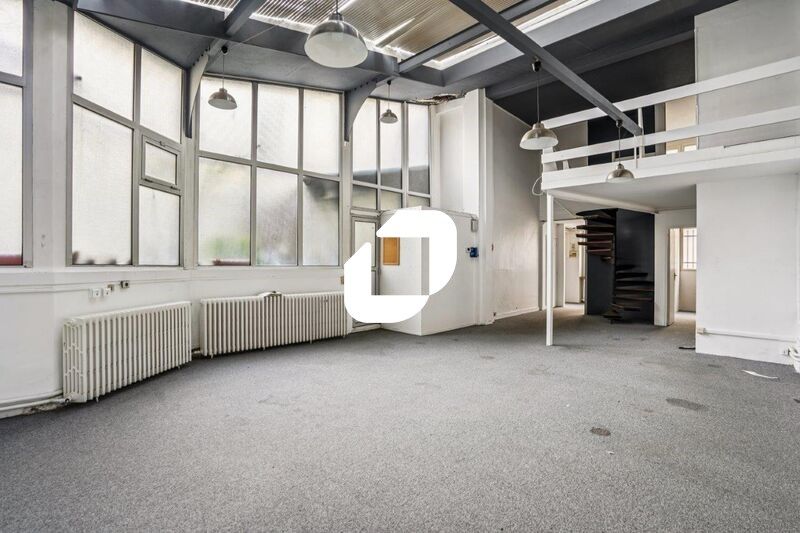 Au sein d'une jolie rue privée très calme entre M