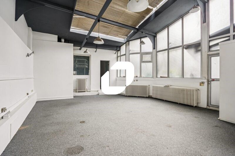 Au sein d'une jolie rue privée très calme entre M