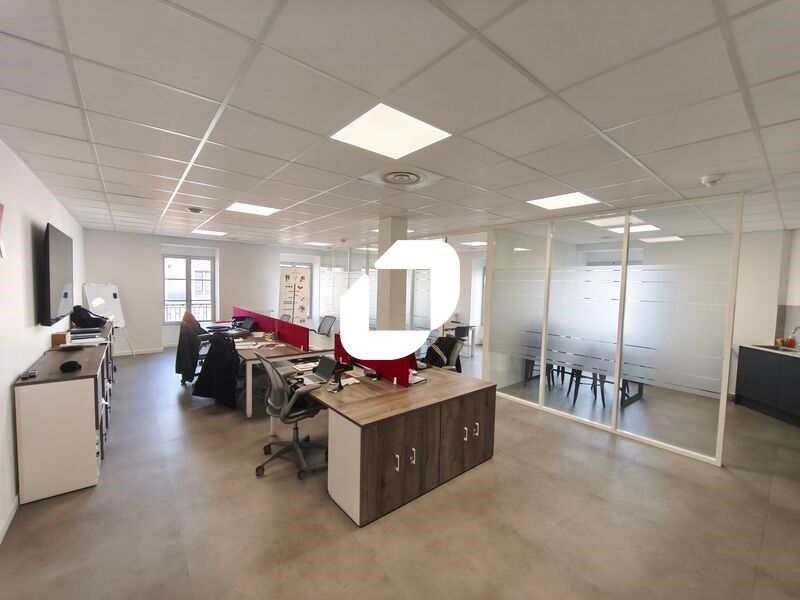 Situé au coeur de ville du RAINCY, à proximité de