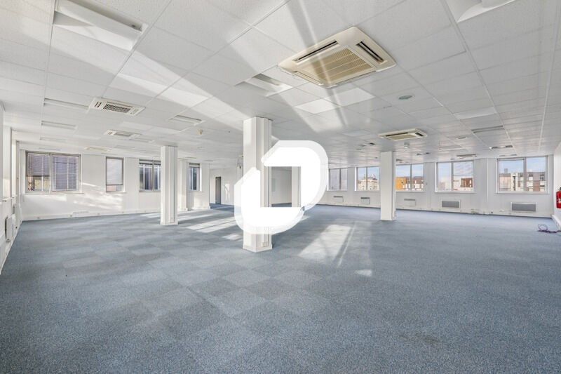 Idéalement positionnés à Neuilly-Plaisance, à pro