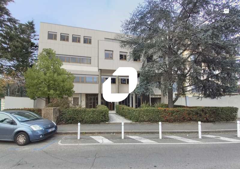 Situé à FONTENAY-SOUS-BOIS, à proximité immédiate