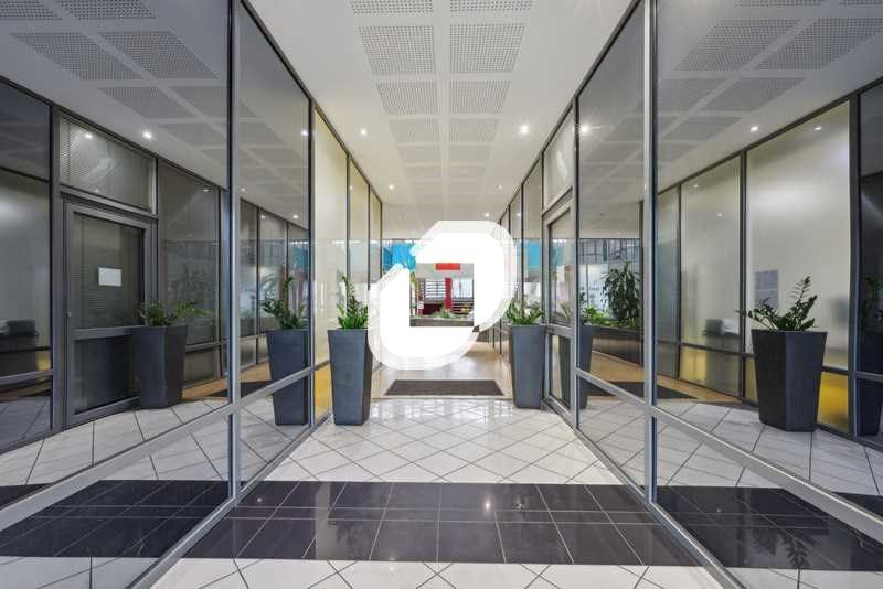 A proximité immédiate des axes autoroutiers A4 et