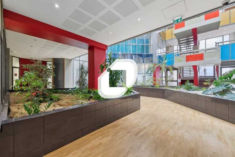 A proximité immédiate des axes autoroutiers A4 et