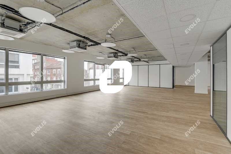 Dans un parc de bureaux moderne, proche métro, Im