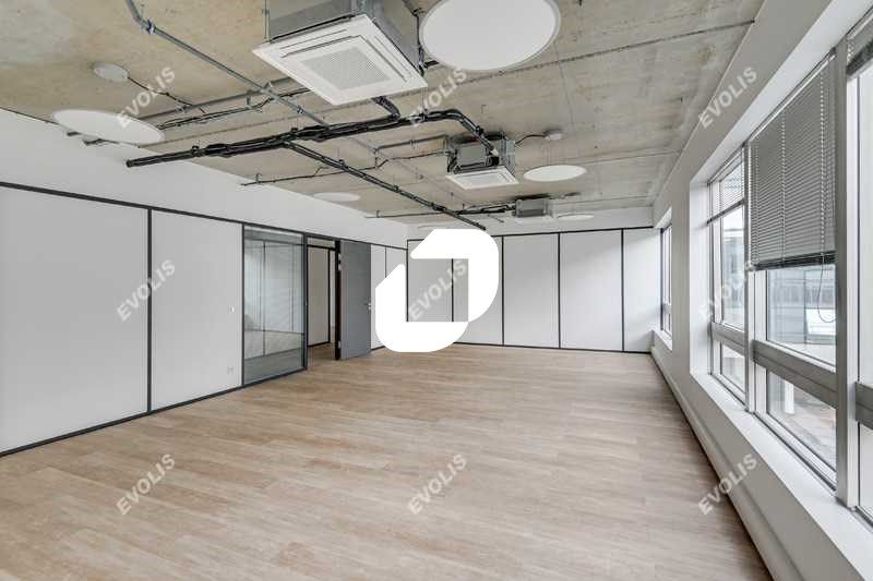 Dans un parc de bureaux moderne, proche métro, Im