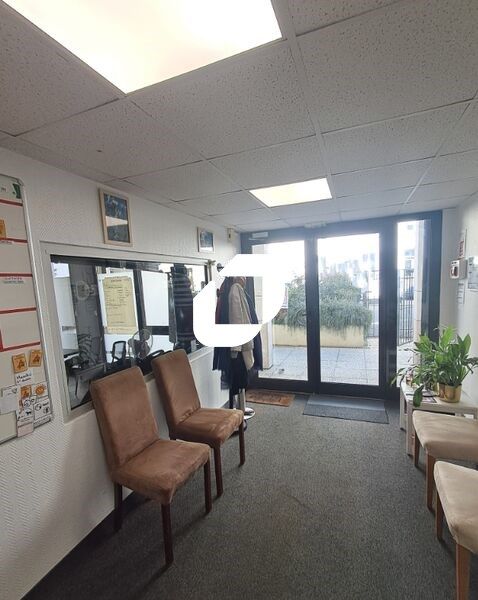 Local en rez de chaussée avec accès direct sur ru