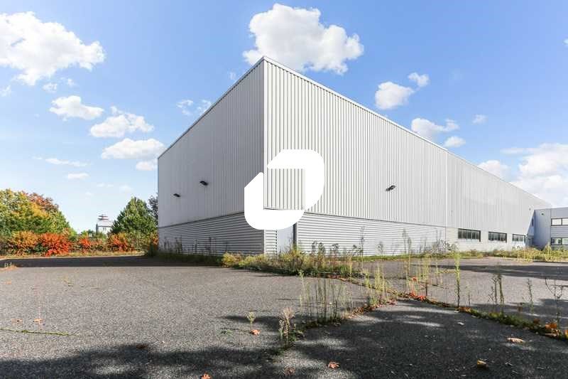 Situé au pied de l'Autoroute A6 et à proximité de