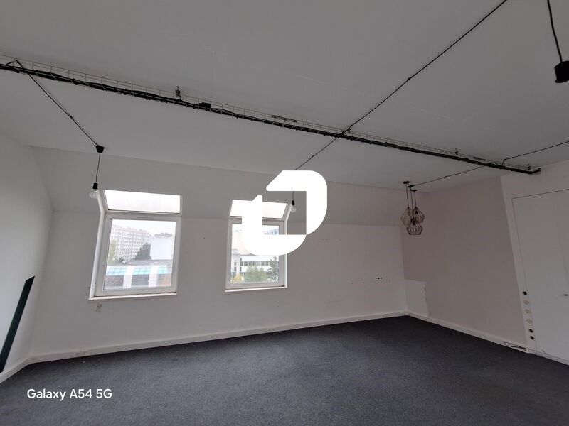 Bureaux au dernier étage d'un immeuble tertiaire.