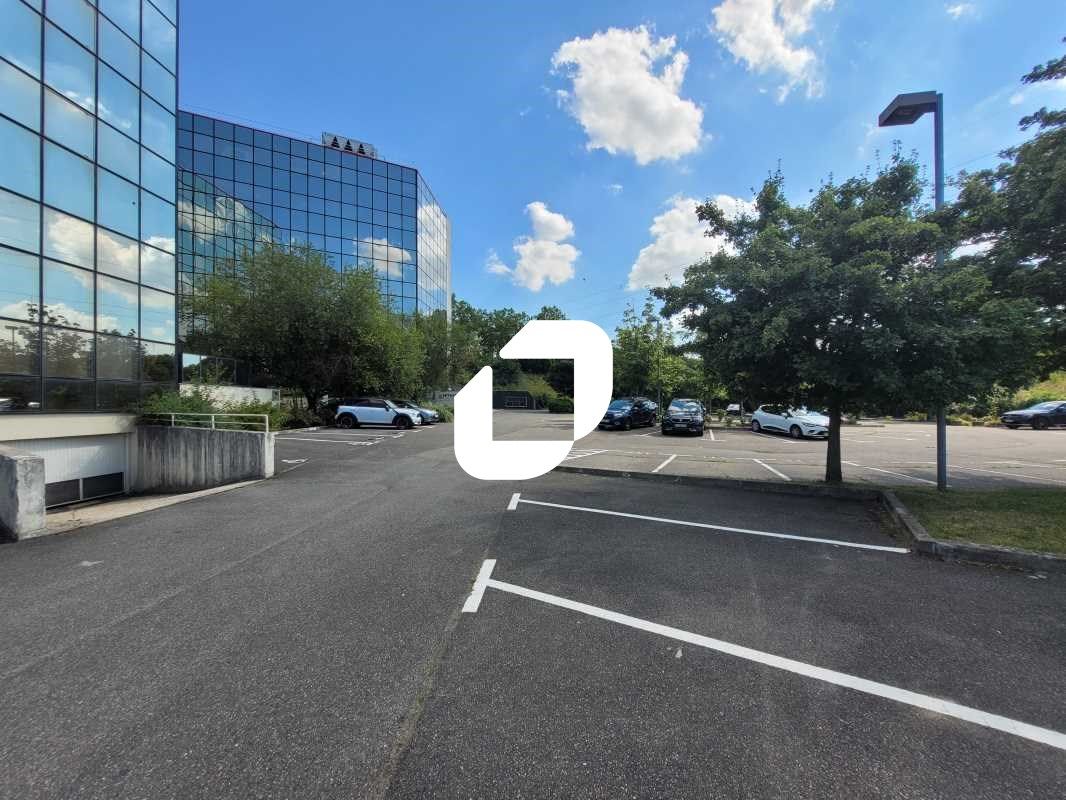 Idéalement situé au carrefour de l'Autoroute A6 e