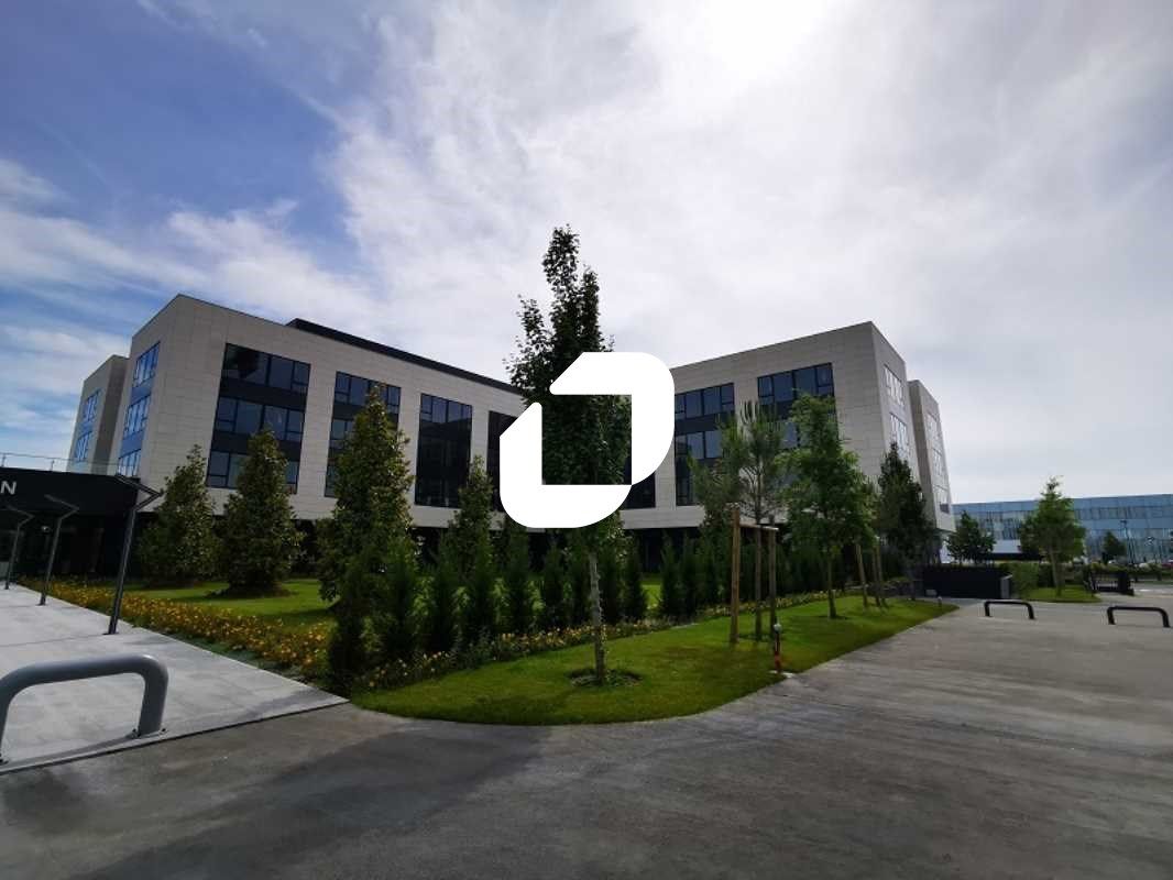 Situé à proximité de l'autoroute A4 et du RER A V