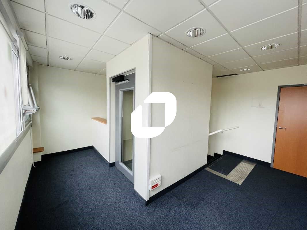 A proximité du centre commercial BAY 1 et de la Z