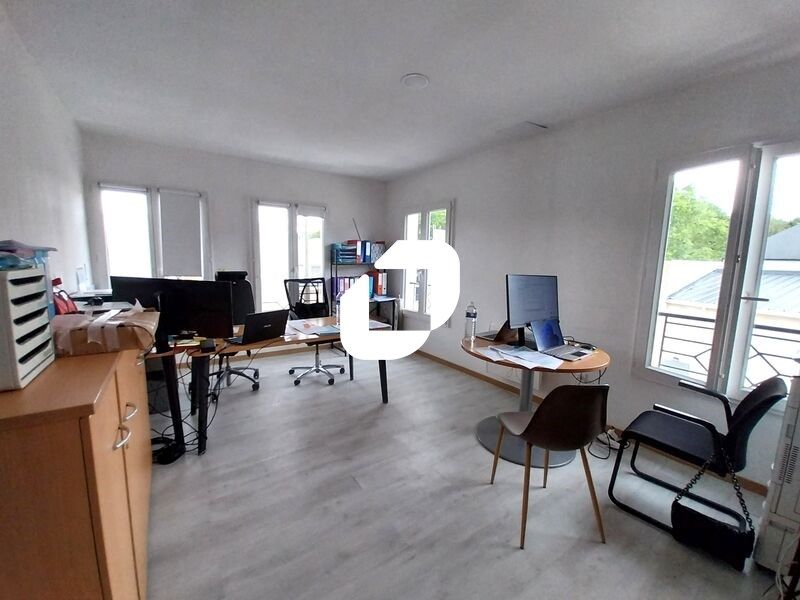 Situé à Elancourt - zone d'activité « La Petite V