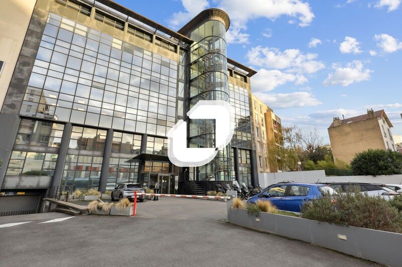 Au sein d'un immeuble de bureaux moderne, Immprov