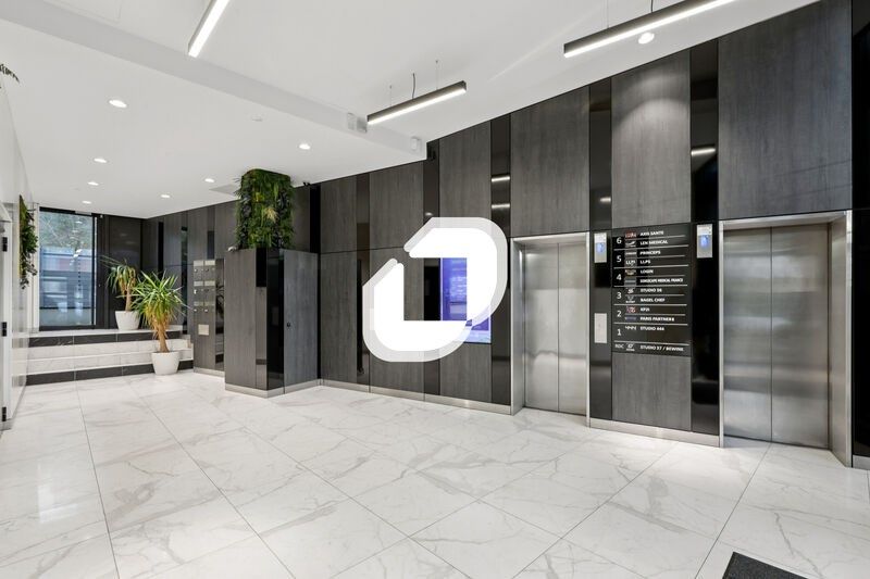 Au sein d'un immeuble de bureaux moderne, Immprov