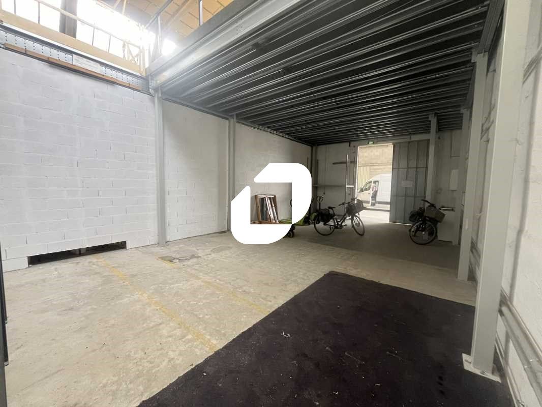 À proximité de la N20, dans le village des artisa