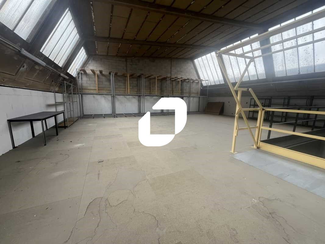 À proximité de la N20, dans le village des artisa