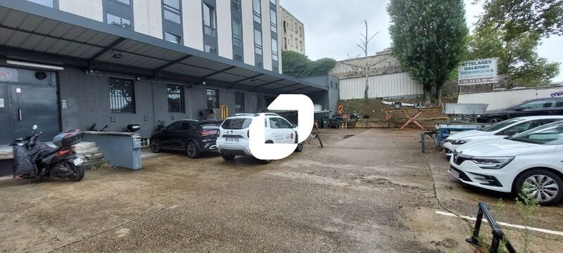 A Saint Denis, au rez-de-chaussée d'un immeuble t