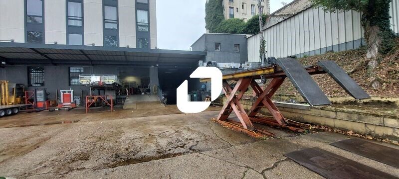 A Saint Denis, au rez-de-chaussée d'un immeuble t