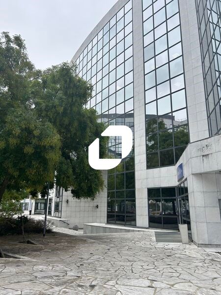 Situé dans le quartier d'affaires à Noisy le gran