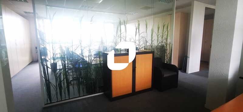 Situé à Serris, au pied du RER A "Val d'Europe" e