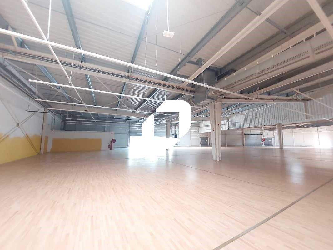 Au sein de la zone commerciale de PARIWEST à Maur