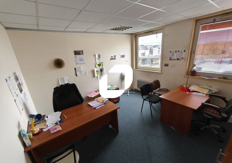 Situé à proximité immédiate du RER E station « Bo