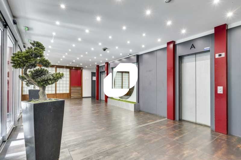 Situé à proximité de l'autoroute A4 et du RER A d