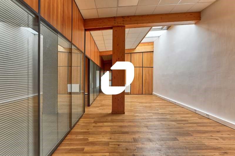 Situé à Linas dans une zone d'activité et à proxi