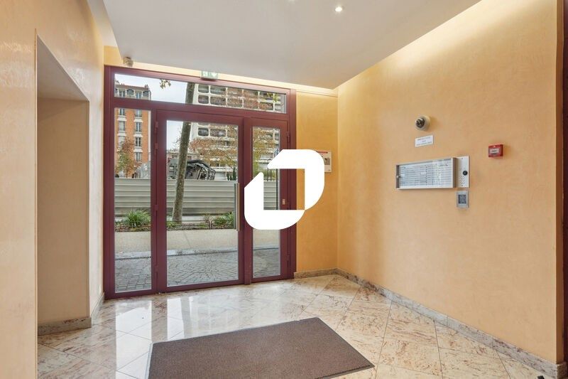 Idéalement situé entre l'espalanade de La Défense